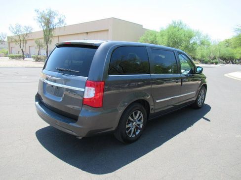 Used 2016 Chrysler Town & Country S w/ Driver Convenience Group FWD image 4