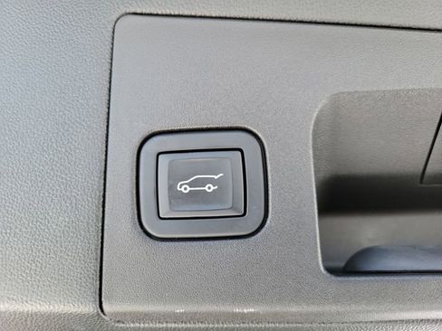 Certified 2022 Cadillac XT5 Premium Luxury FWD image 9
