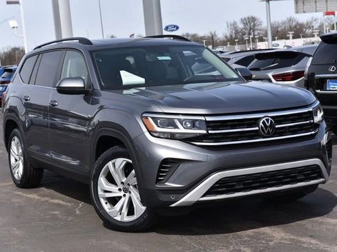 Used 2023 Volkswagen Atlas SE w/ Panoramic Sunroof Package image 2