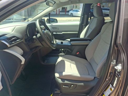 Used 2025 Toyota Sienna LE FWD image 13