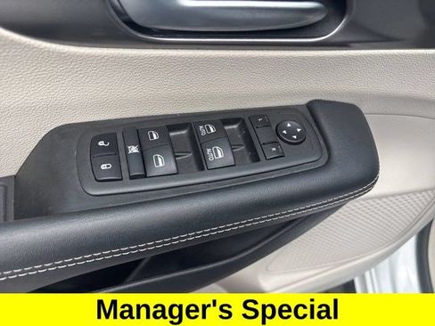 Used 2024 Chrysler Pacifica Touring-L FWD image 14