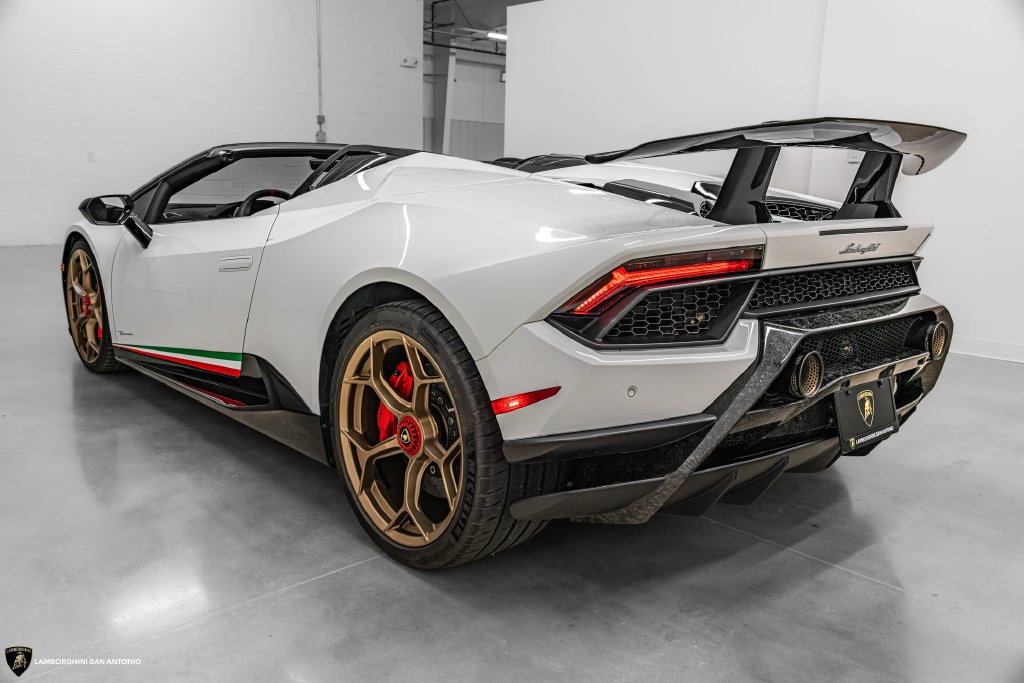 Used 2019 Lamborghini Huracan Performante AWD/4WD image 3