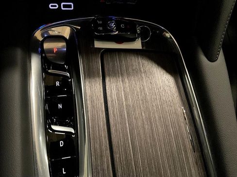 Used 2024 Buick Enclave Avenir image 25