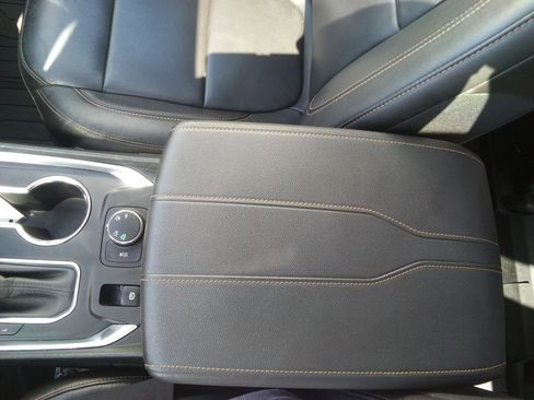 Used 2021 Chevrolet Traverse LT AWD/4WD image 18
