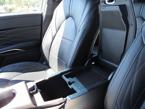 Used 2022 Toyota Avalon Limited image 22