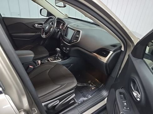 Used 2016 Jeep Cherokee Latitude w/ Cold Weather Group AWD/4WD image 15