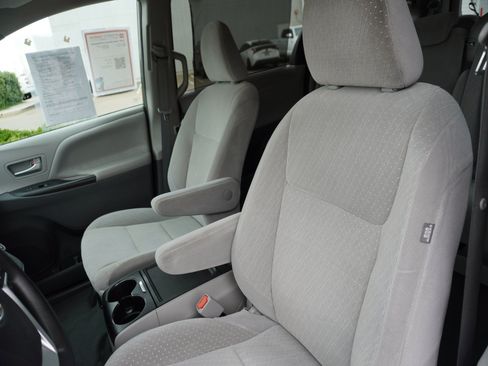 Used 2020 Toyota Sienna LE w/ Carpet Mat Package FWD image 22