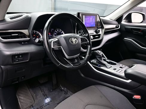 Used 2023 Toyota Highlander LE AWD/4WD image 13
