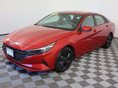 Used 2023 Hyundai Elantra SEL w/ Winter Weather Package FWD image 4