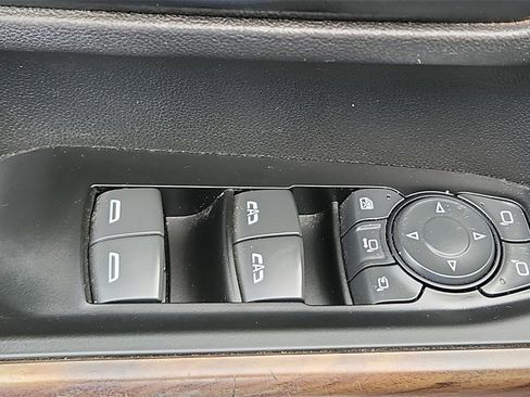 Used 2022 GMC Sierra 3500 SLT w/ SLT Convenience Package image 17