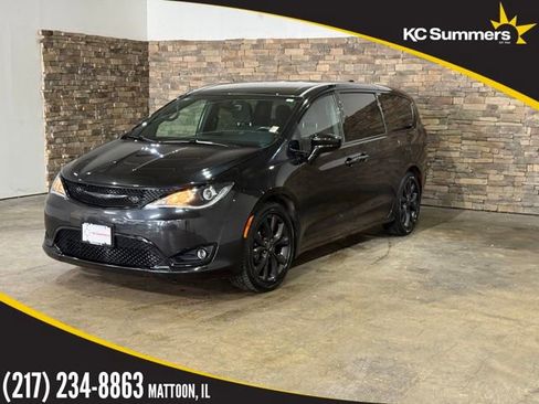 Used 2018 Chrysler Pacifica Touring Plus w/ S Appearance Package FWD image 1