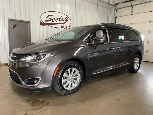 Used 2017 Chrysler Pacifica Touring-L image 1
