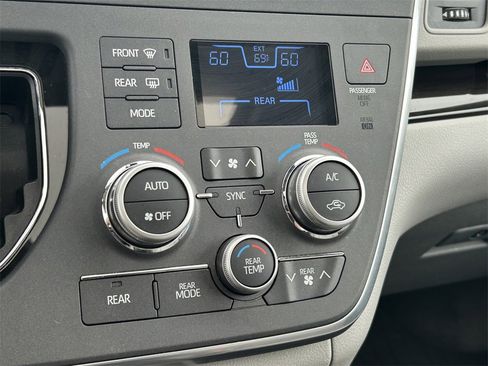 Used 2018 Toyota Sienna XLE w/ XLE Navigation Package image 31