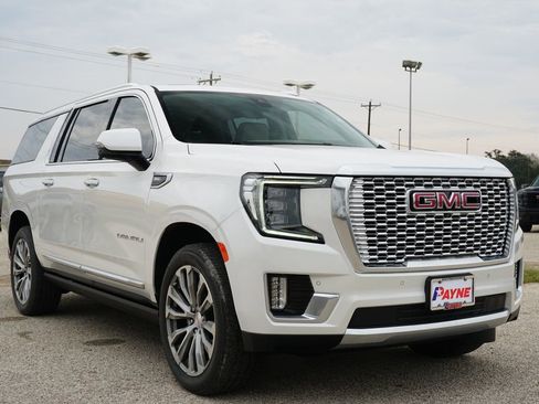 Used 2021 GMC Yukon XL Denali w/ Denali Premium Package image 3