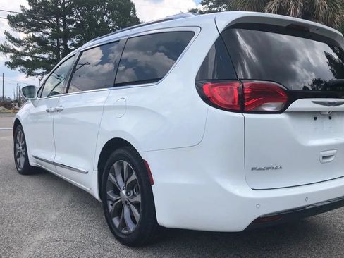 Used 2020 Chrysler Pacifica Limited w/ Tire & Wheel Group FWD image 8