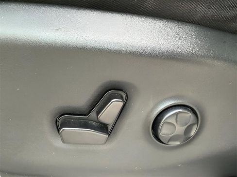 Used 2023 Chrysler Voyager LX image 21