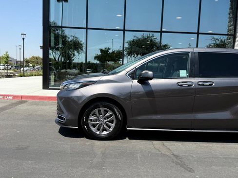 Used 2022 Toyota Sienna XLE FWD image 13