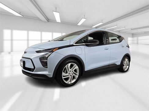 Used 2023 Chevrolet Bolt LT image 2