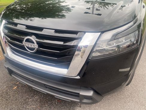 Used 2025 Nissan Pathfinder SV FWD image 2