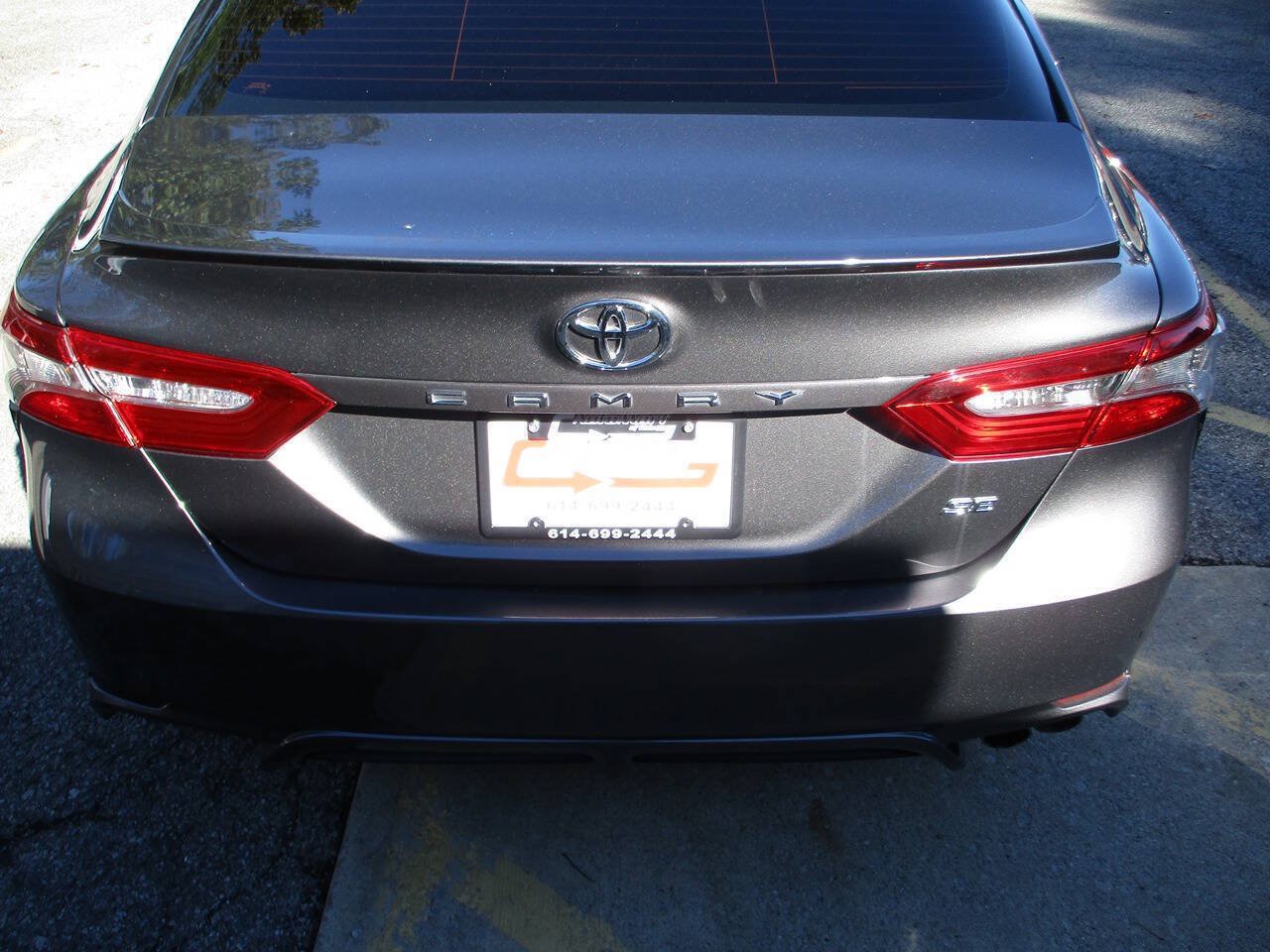 Used 2018 Toyota Camry SE FWD image 19