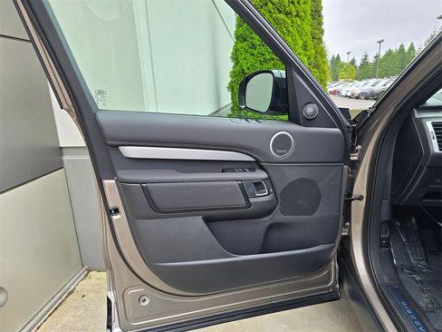 New 2025 Land Rover Discovery Dynamic SE image 22