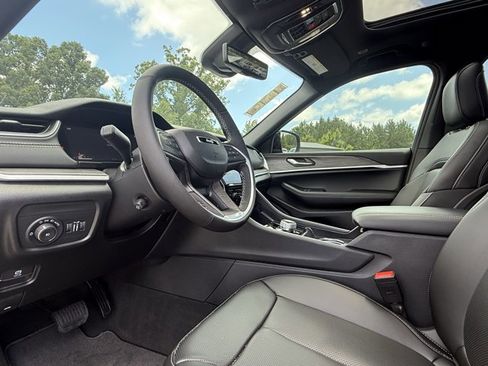 New 2025 Jeep Grand Cherokee Limited w/ Luxury Tech Group II image 6