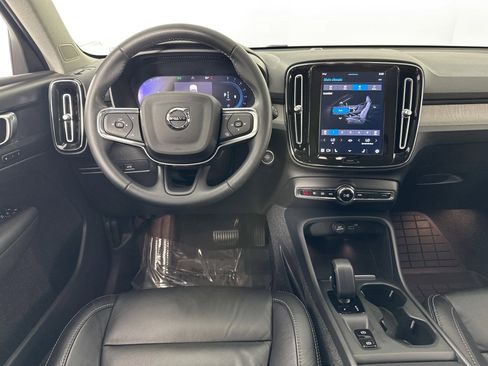 Used 2023 Volvo XC40 B4 Core w/ Convenience Package image 21