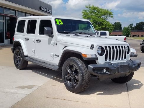 Used 2023 Jeep Wrangler Unlimited Sahara AWD/4WD image 17