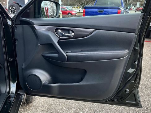 Used 2019 Nissan Rogue SV image 12