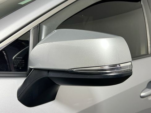 Used 2022 Toyota RAV4 SE image 12