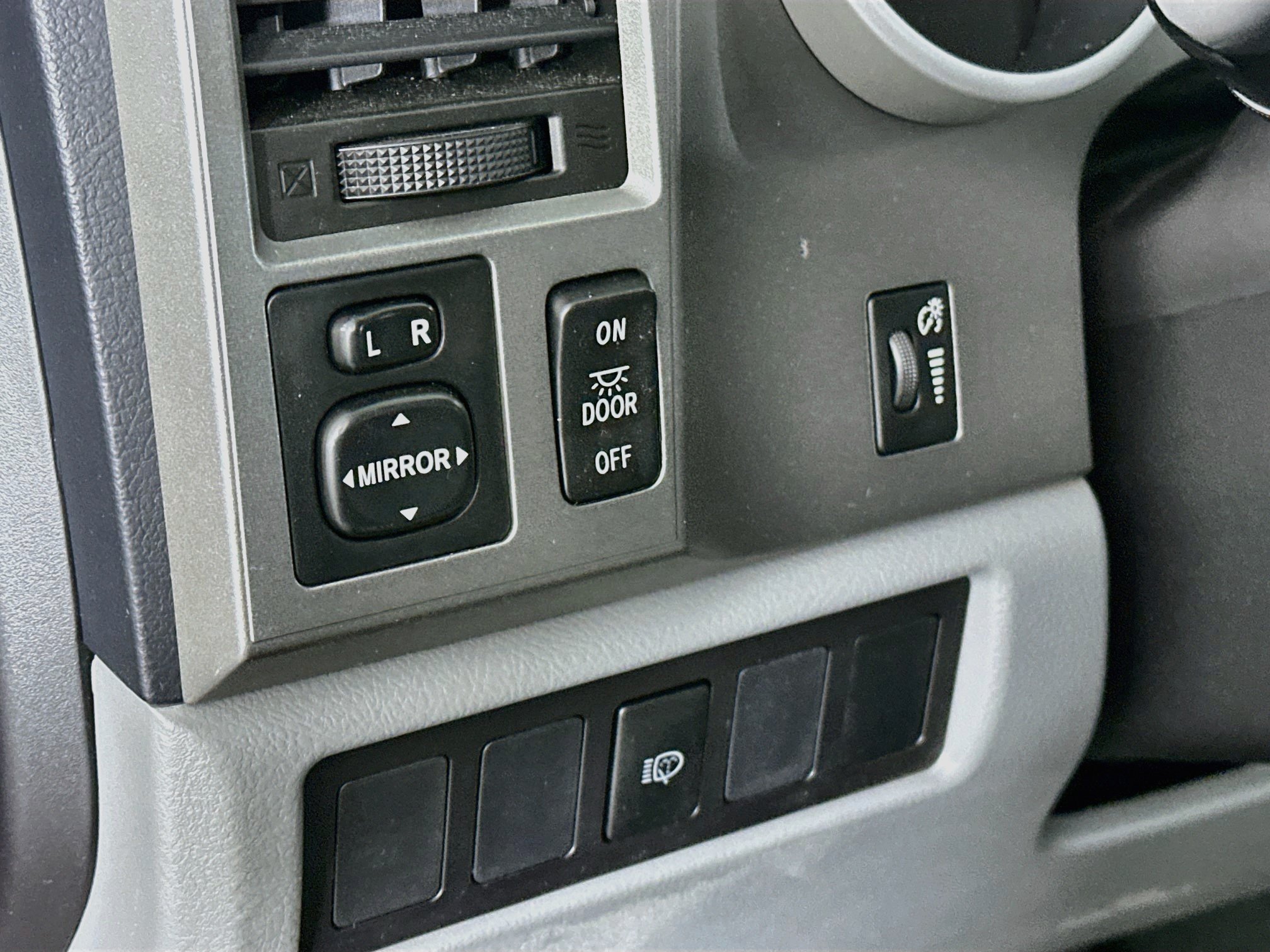 Used 2016 Toyota Sequoia SR5 RWD image 17