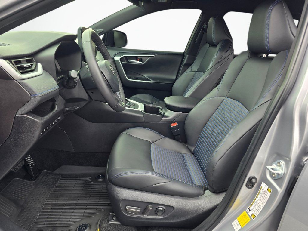 Used 2025 Toyota RAV4 XSE w/ Advanced Technology Package AWD/4WD image 13