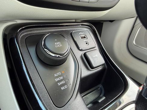 Used 2020 Jeep Compass Limited w/ Premium Lighting Group AWD/4WD image 18