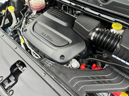 Used 2024 Chrysler Pacifica Limited image 30