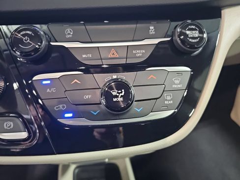 Used 2023 Chrysler Voyager LX FWD image 21
