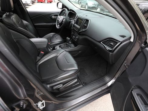 Used 2019 Jeep Cherokee Latitude Plus AWD/4WD image 12