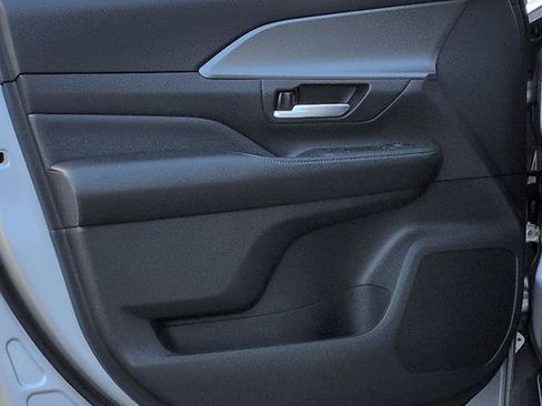 Used 2025 Toyota Grand Highlander AWD image 13