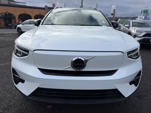 Used 2023 Volvo XC40 Recharge Plus image 3