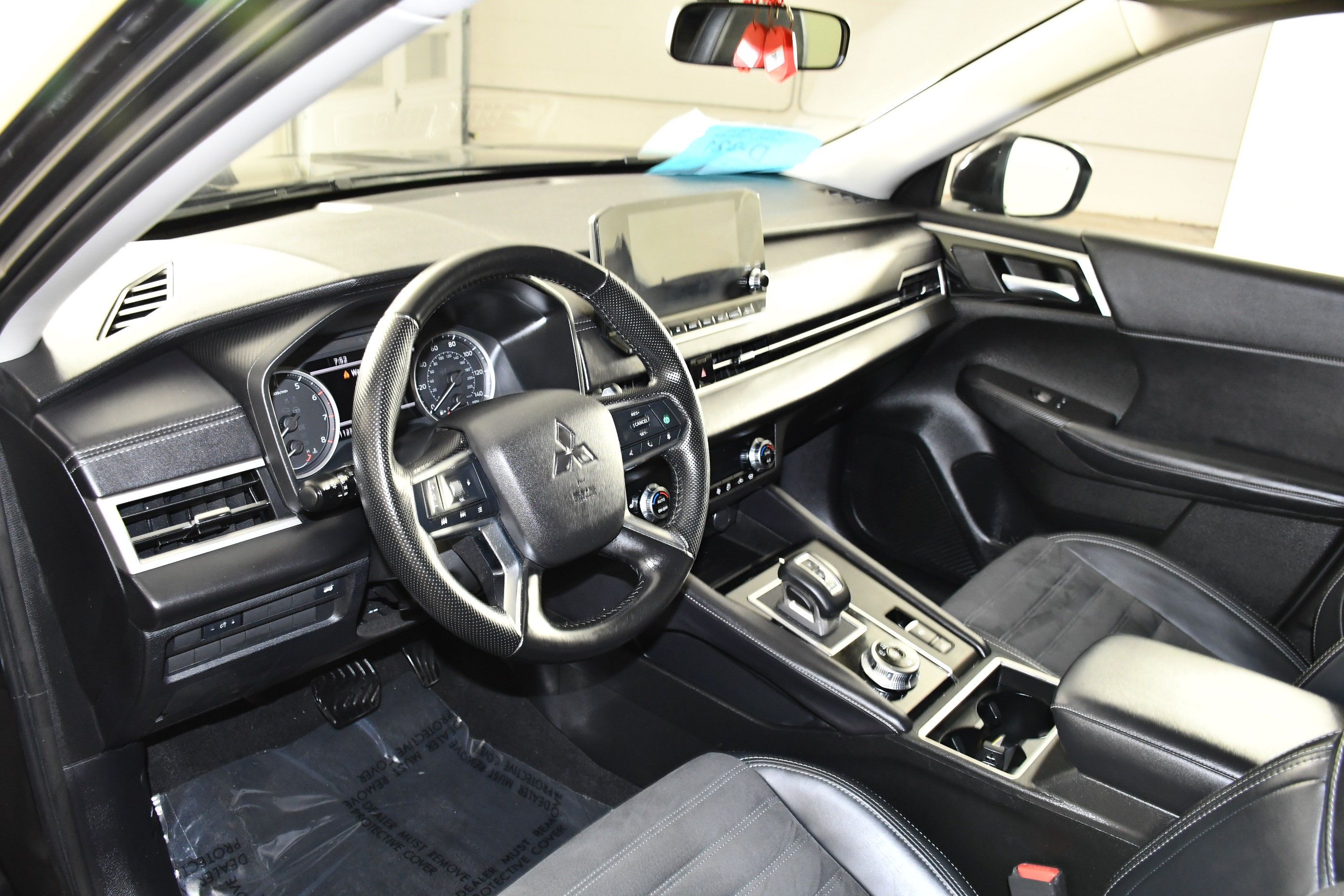 Used 2024 Mitsubishi Outlander SE AWD/4WD image 2