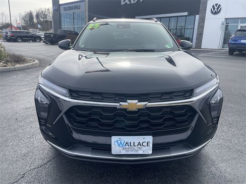 Used 2025 Chevrolet Trax LT w/ Driver Confidence Package image 2