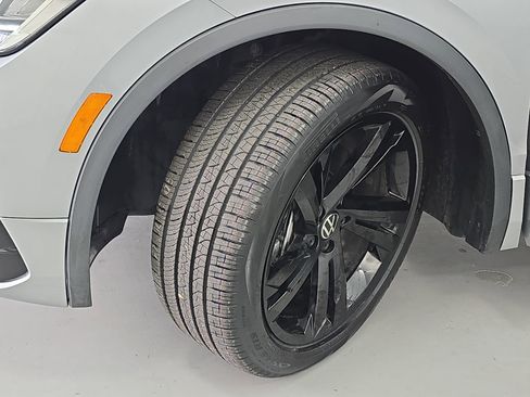 Certified 2023 Volkswagen Tiguan SE R-Line image 33