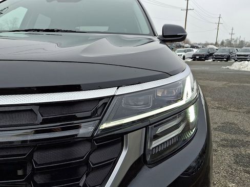 Certified 2025 Kia Seltos SX w/ SX Sunroof Package image 10