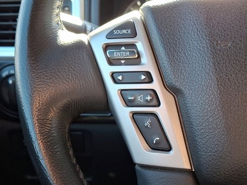 Used 2020 Nissan Titan SV w/ SV Convenience Package image 24
