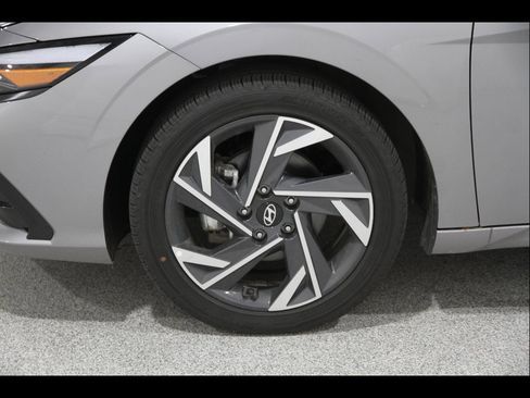 Certified 2025 Hyundai Elantra Limited FWD image 21