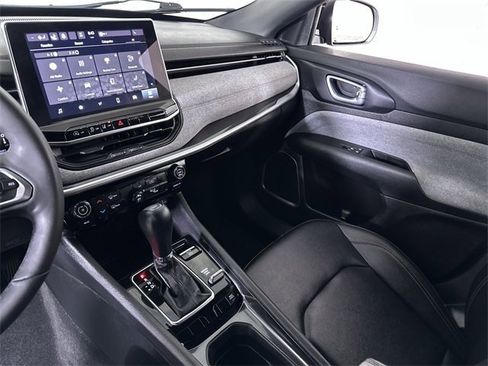 Used 2024 Jeep Compass Latitude image 36