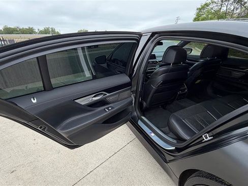 Used 2019 BMW 750i xDrive w/ M Sport Package AWD/4WD image 17