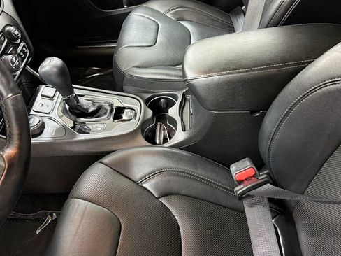 Used 2019 Jeep Cherokee Limited w/ Luxury Group AWD/4WD image 23