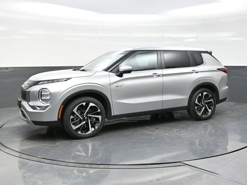 Used 2024 Mitsubishi Outlander SE image 3