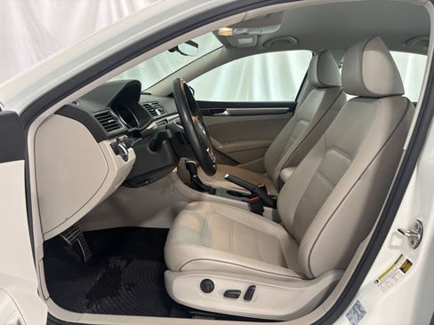 Used 2018 Volkswagen Passat 2.0T R-Line w/ R-Line Lighting Package image 11