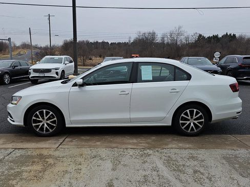 Used 2018 Volkswagen Jetta SE image 3